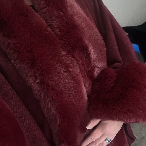 Heidi Daus Faux Fur Cloak Cape Wrap Batwing Sweater Shawl - Picture 9 of 11